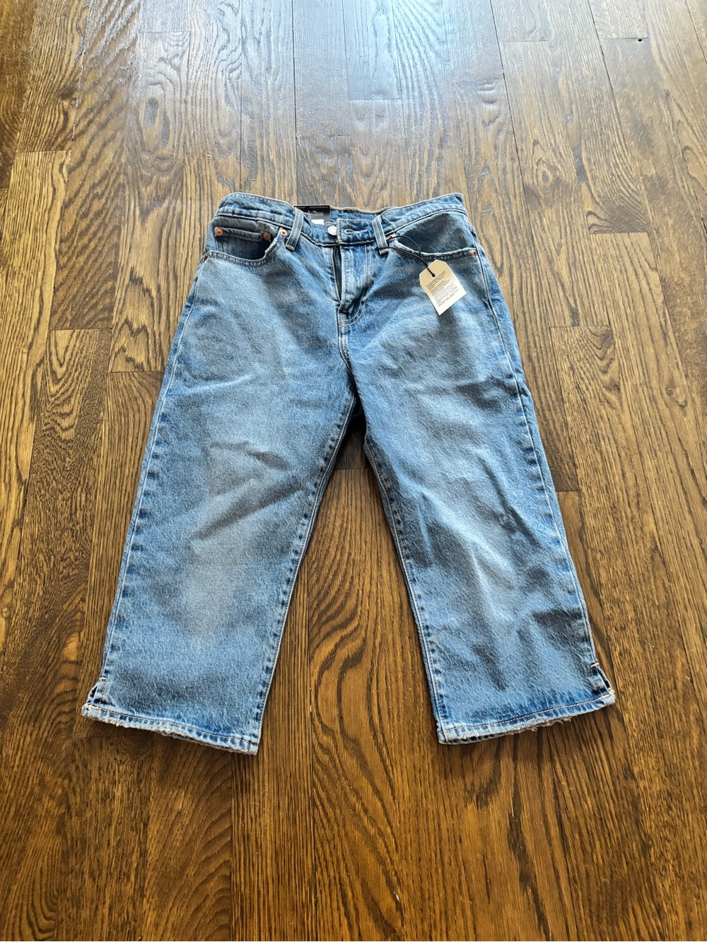 NWT LEVI'S Wedgie Capri Women's Jeans in Next Saturday - Medium Wash - Picture 3 of 6